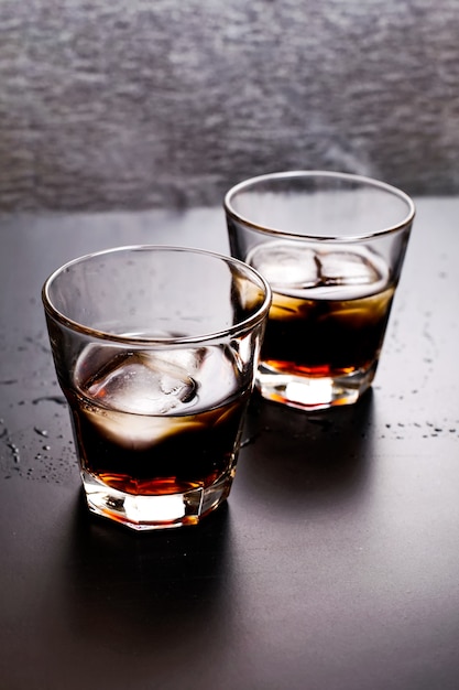 Foto gratuita cocktail di whisky-cola
