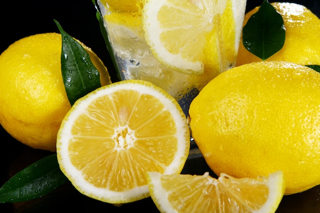 Коктейль со свежими лимонами