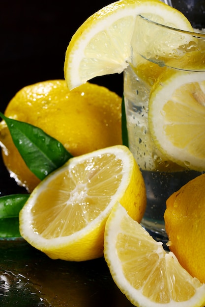 Free photo cocktail with fresh lemons