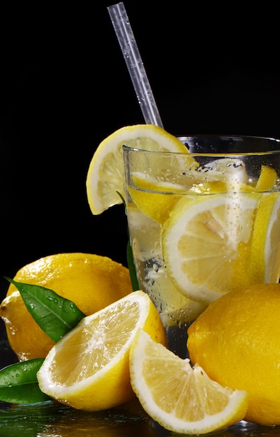 Free photo cocktail with fresh lemons