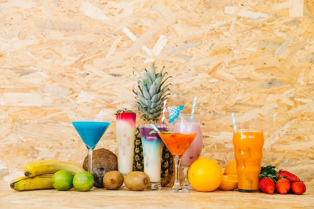 Free photo cocktails and tropical fruits