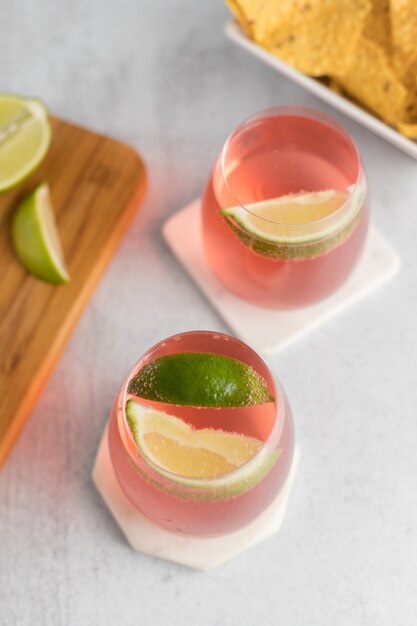 Cocktails with sliced lime