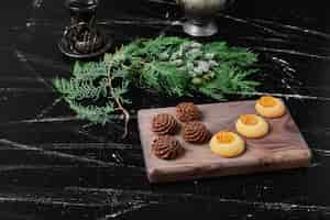 Free photo cocoa and butter cookies on a wooden board.