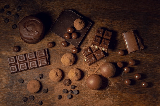 Foto gratuita solidi al cacao e diversità del cioccolato