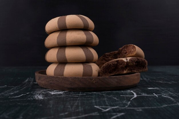 Cocoa and vanilla cookies in a wooden platter