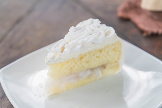 Free photo coconut cake on plate