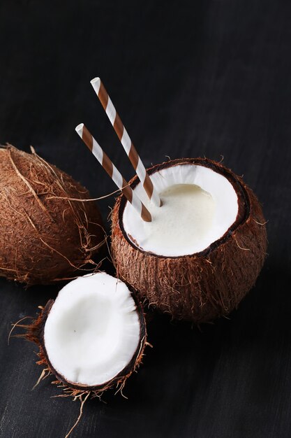 짚으로 코코넛 칵테일. 열대 음료