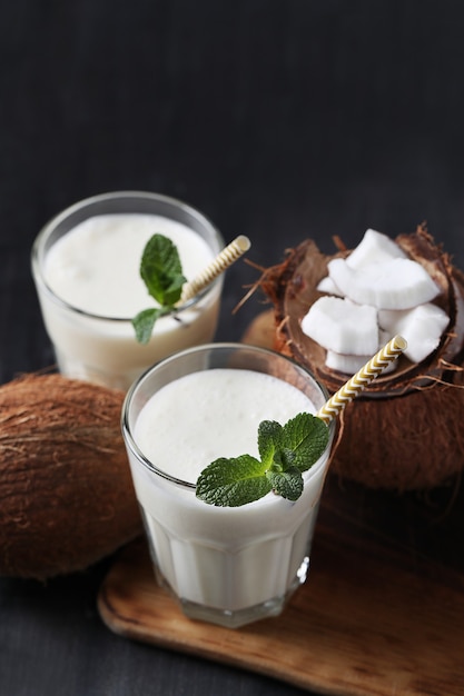 짚으로 코코넛 칵테일. 열대 음료