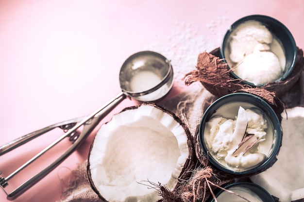 Gelato al cocco su uno sfondo rosa