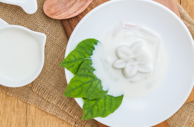 Coconut jelly and coconut milk