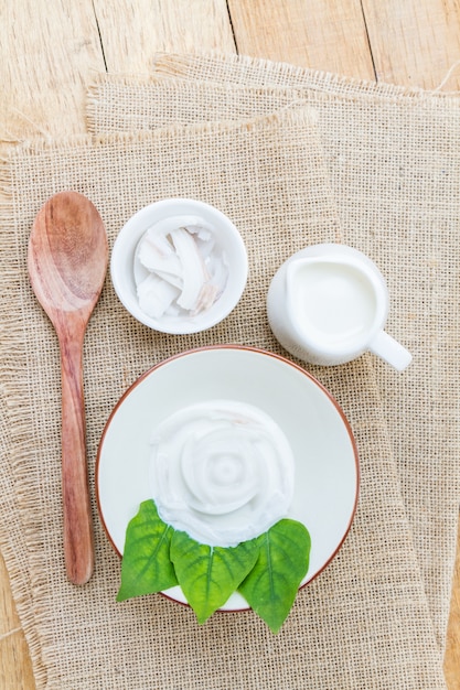 Foto gratuita gelatina di cocco e latte di cocco