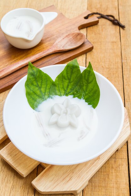 Coconut jelly and coconut milk