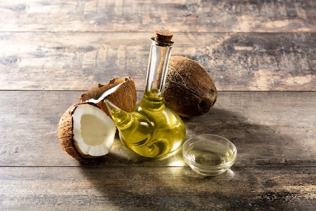 Foto gratuita olio di cocco su tavola di legno