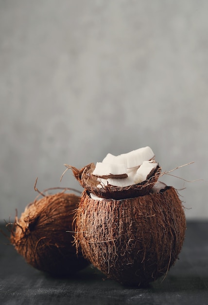ココナッツの上にココナッツスライス。トロピカルフルーツ