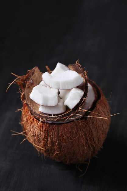 코코넛 위에 코코넛 슬라이스