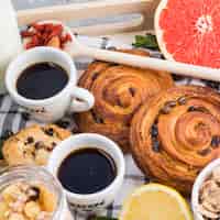 Foto gratuita caffè e biscotti al forno con agrumi