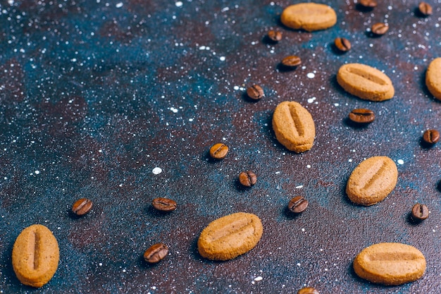 커피 콩 모양의 쿠키와 커피 콩.