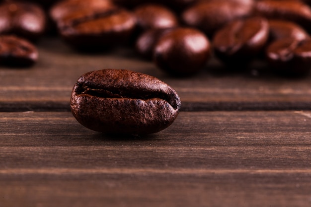木製テーブル上のコーヒー豆
