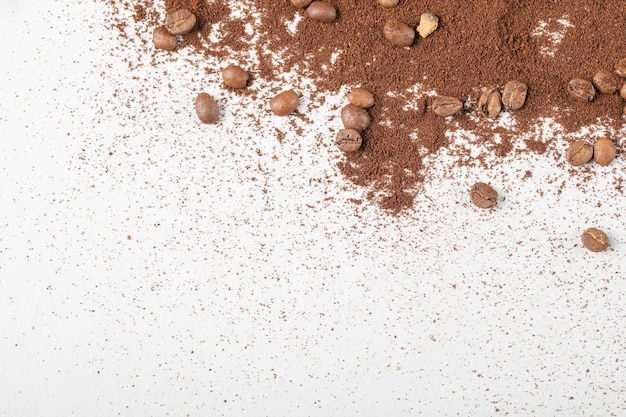 Кофейные зерна на смешанном кофе или какао-порошке.