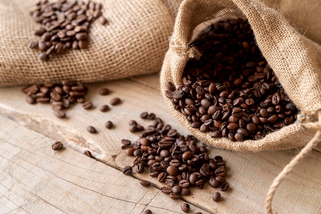 Кофе в зернах в мешковине высокий вид