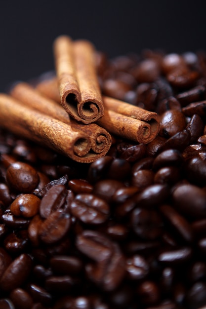 コーヒー豆とシナモンスティック