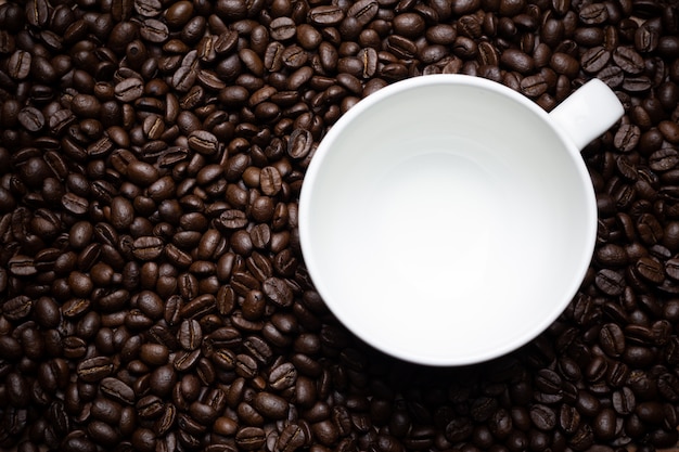 Кофе в зернах и чашка кофе.