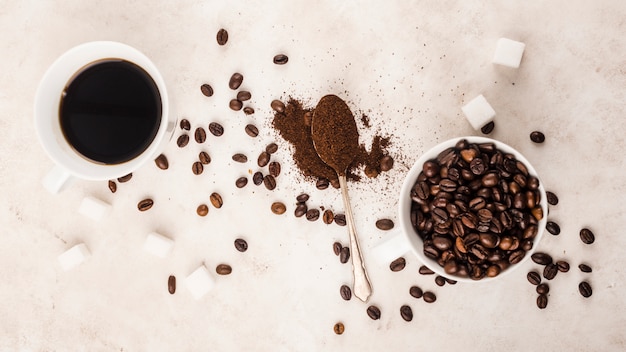 コーヒー豆とコーヒーメーカー