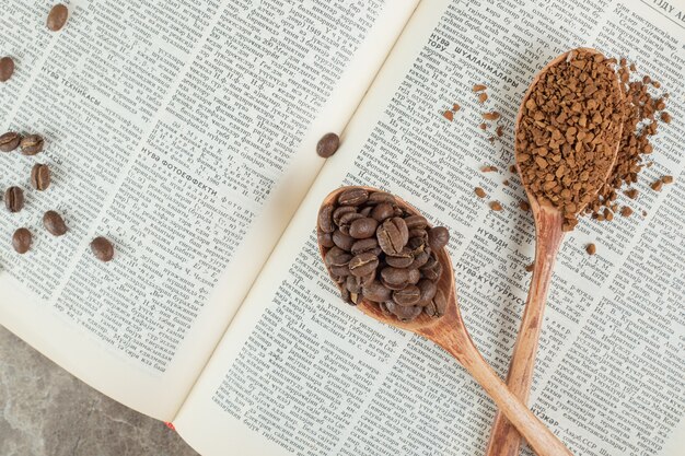 開いた本のコーヒー豆と挽いたコーヒー