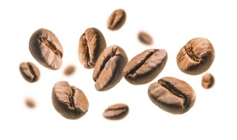 自由漂浮在一个白色背景照片咖啡豆