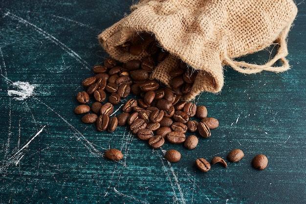 無料写真 素朴なポケットからコーヒー豆。