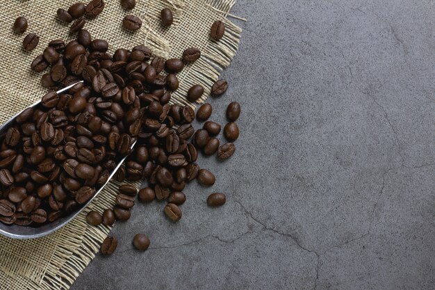 テーブルの上のスクープのコーヒー豆