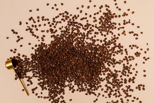 Кофе в зернах и ложка