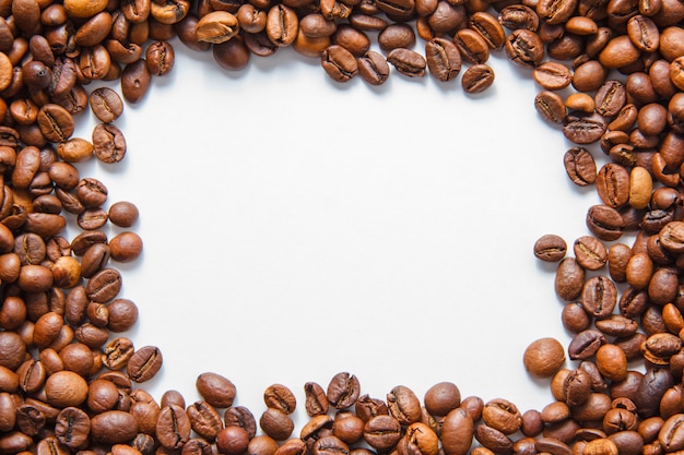 白い背景の上のコーヒー豆。上面図。テキストのためのスペース