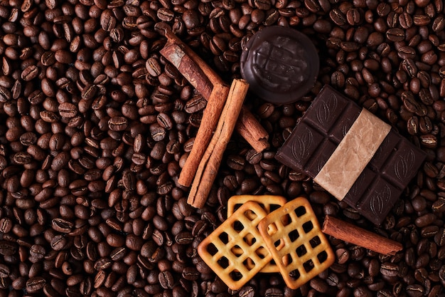 Кофейные зерна с кусочками шоколада и печеньем.