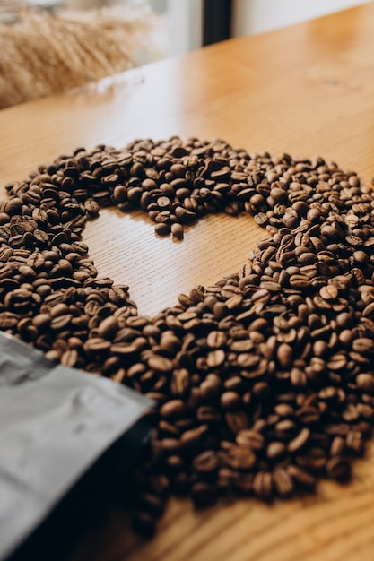 Chicchi di caffè a forma di cuore sul tavolo