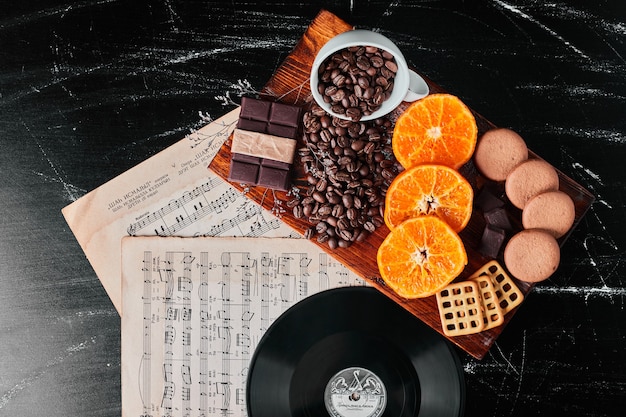 Free photo coffee beans with orange slices and cookies.