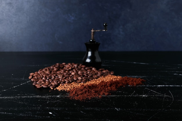 Кофейные зерна с порошком на земле
