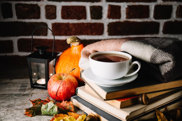 Caffè composto da libri e decorazioni autunnali