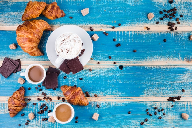 Free photo coffee composition with breakfast