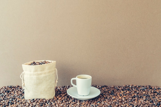 Concetto di caffè con sacchetto accanto alla tazza