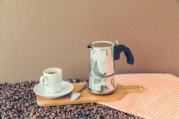 Foto gratuita concetto di caffè con bordo e stoffa