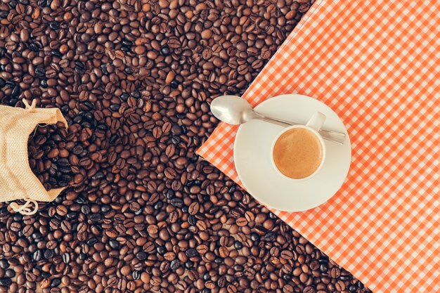 Концепция кофе с чашкой и сумкой