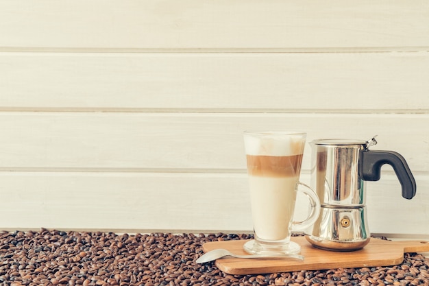 Foto gratuita concetto di caffè con macchiato e moka pot