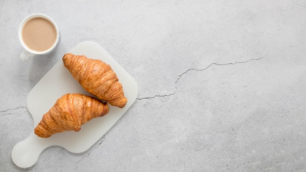 Foto gratuita caffè e cornetti con copia-spazio