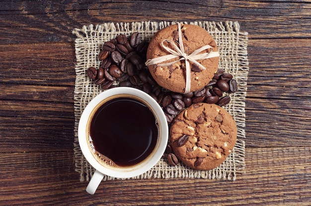素朴な​テーブル​、​上面図​の​朝食​に​コーヒー​カップ​と​チョコレート​クッキー