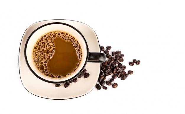 Foto gratuita tazza di caffè e fagioli su uno sfondo bianco