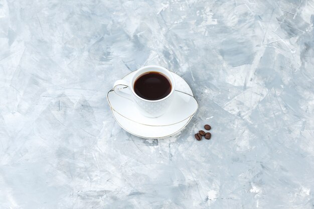 파란 대리석 배경에 컵에 커피. 높은 각도보기.