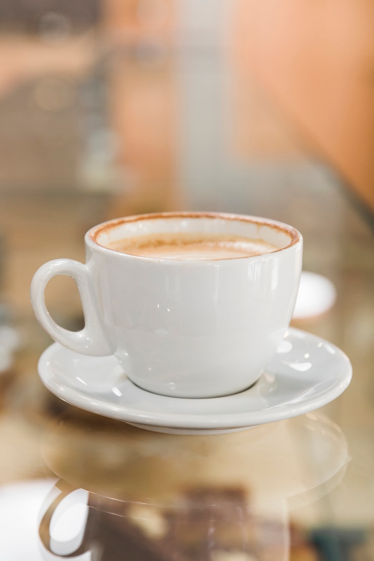 無料Photo カフェカウンターでコーヒーカップ