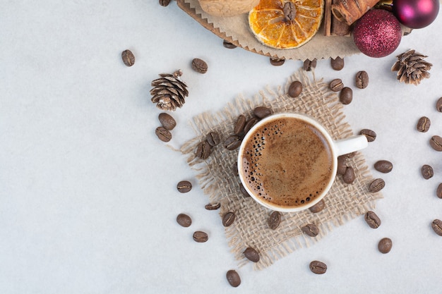 Tazza di caffè e chicchi di caffè su tela di sacco. foto di alta qualità