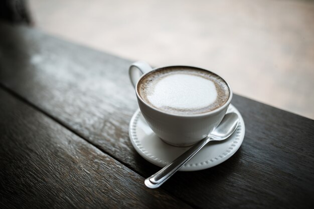 カフェのテーブルにコーヒーカップ